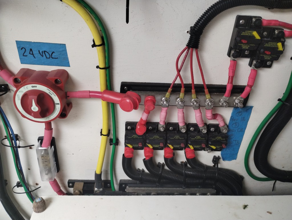 DC main distribution buss with organized wiring